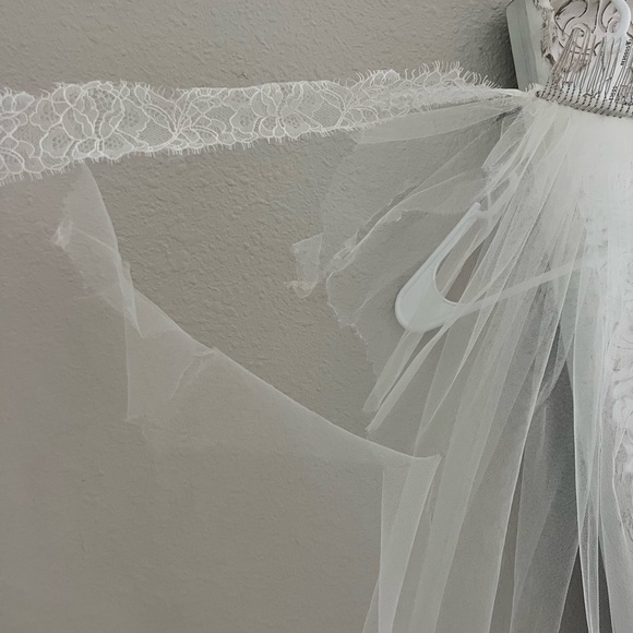 Vintage-Inspired Ivory Mantilla Lace Veil